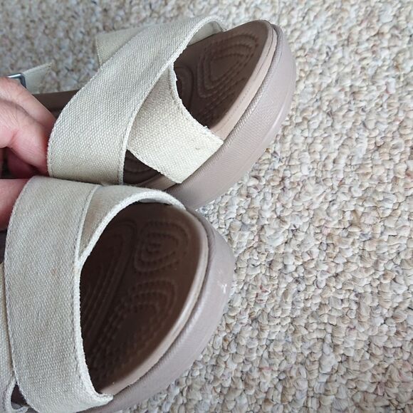 Crocs Leigh II Crossstrap Wedge Sandal Size 9 Oatmeal/Mushroom color - Picture 9 of 16